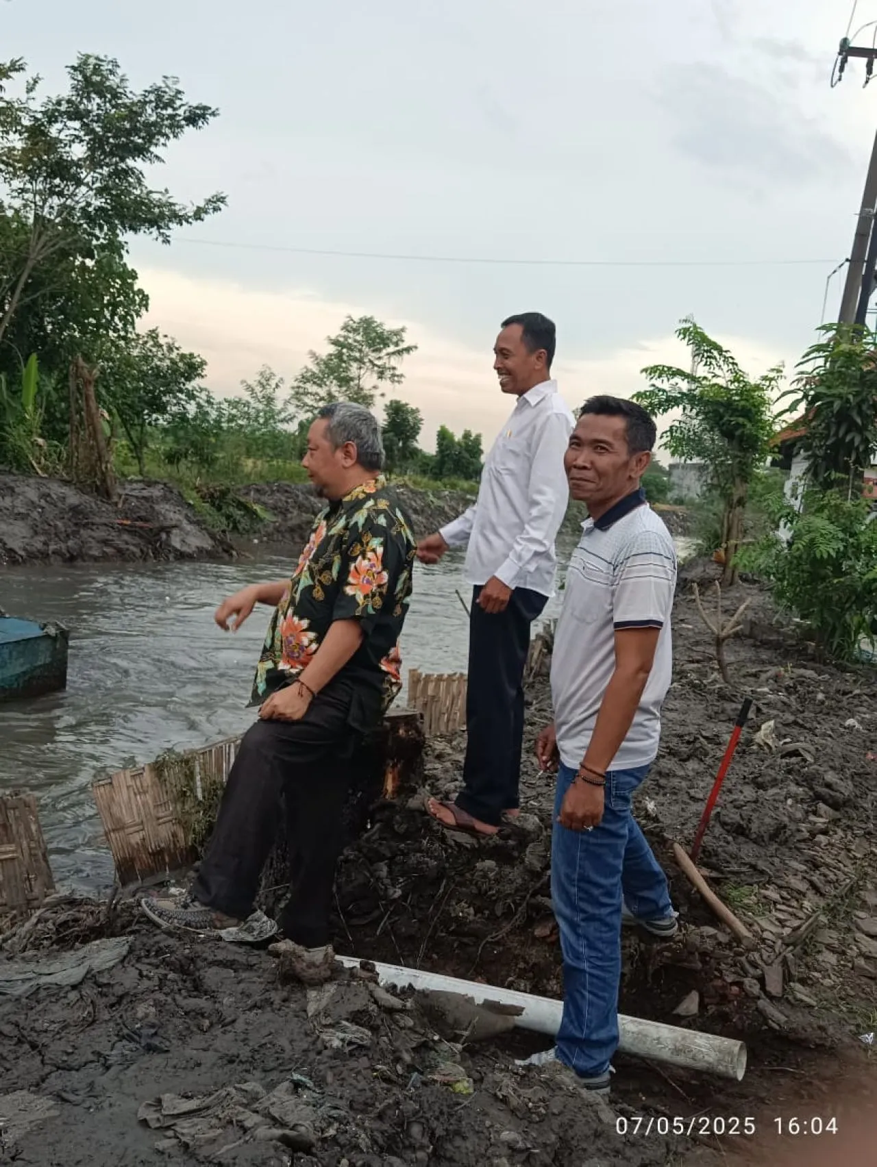 M Nizar, Anggota Komisi C DPRD Sidoarjo Tinjau Proyek Normalisasi Sungai di Desa Watugolong