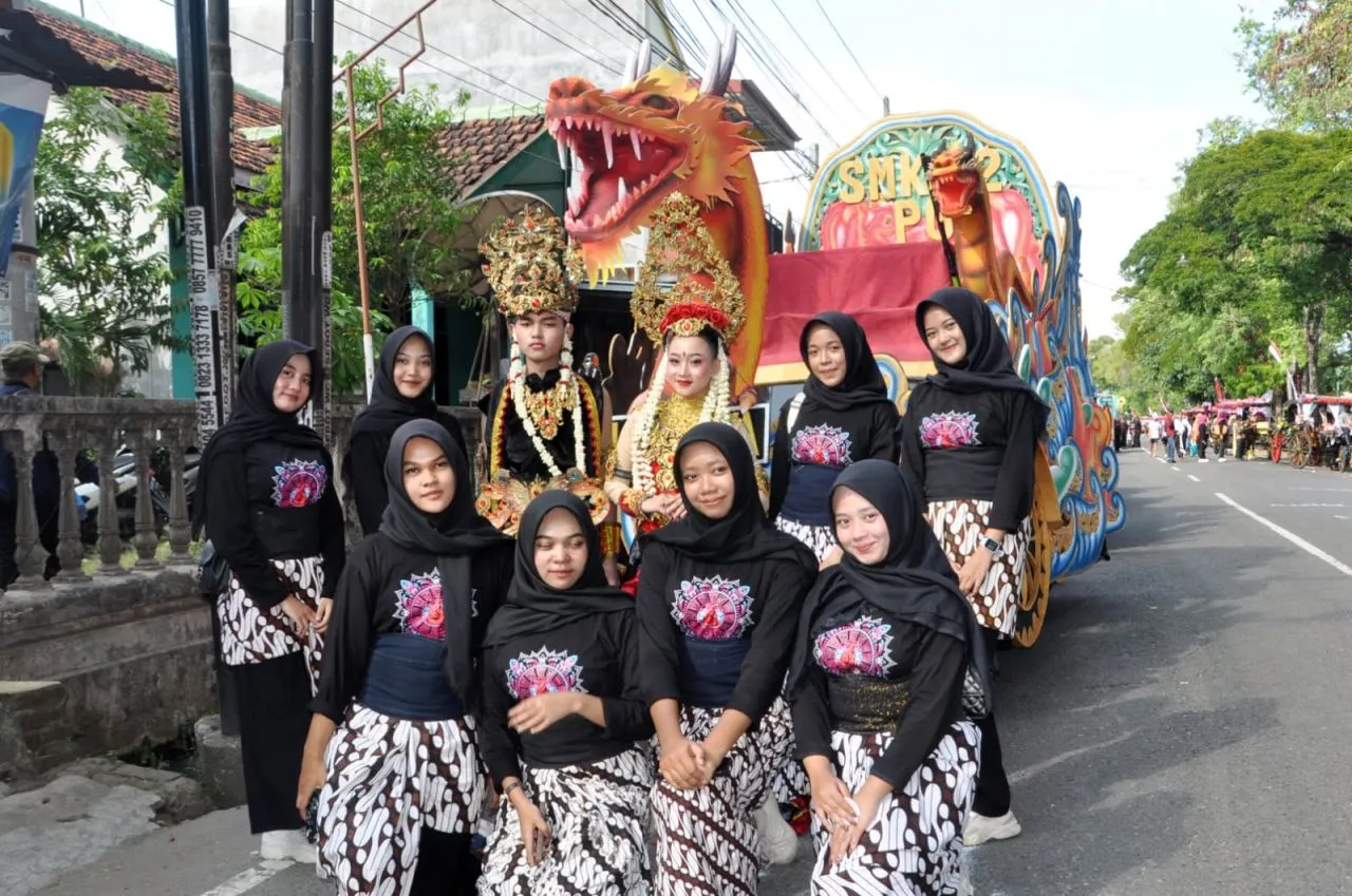 Pawai Lintas Sejarah Grebeg Suro, SMKN 2 Ponorogo Tampilkan Raja Rakai Wijaya