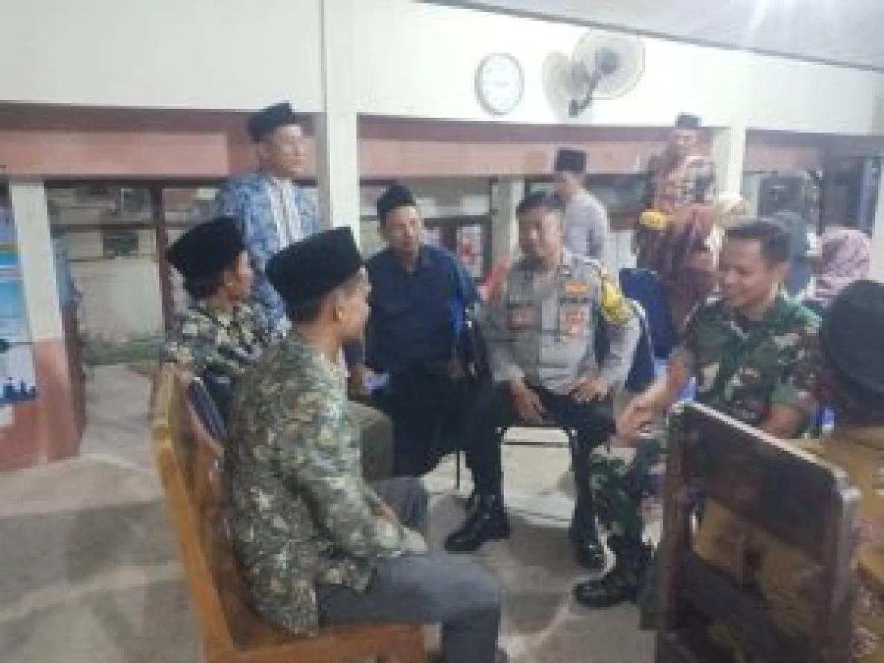 Polsek Kedamean Gencarkan Patroli Sambang, Ajak Warga Jaga Kamtibmas