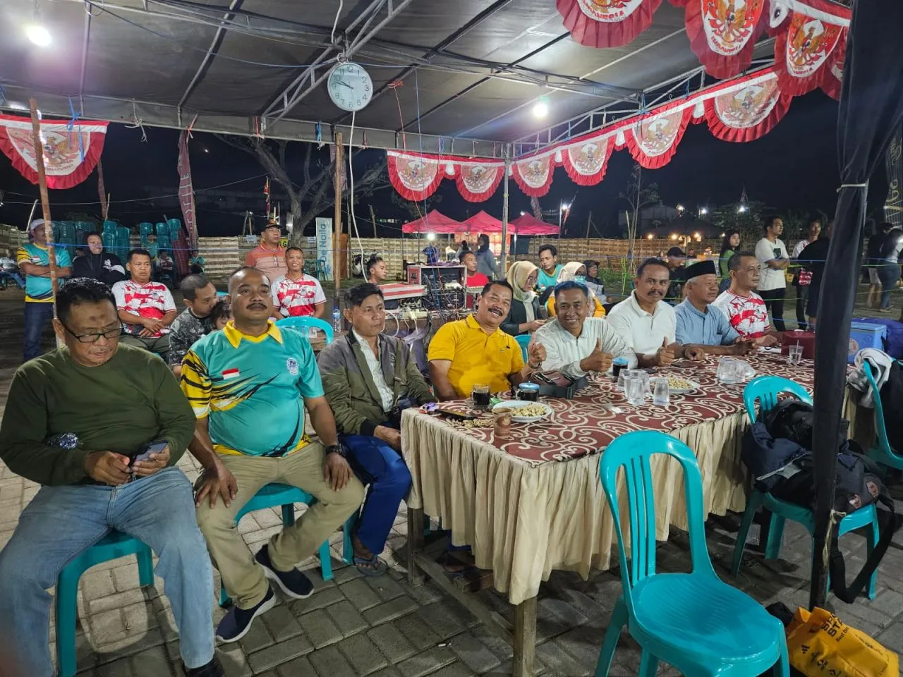 Hujan Turun Penonton Tak Pulang, Para Kades dan BPD Turut Saksikan Turnamen Volly