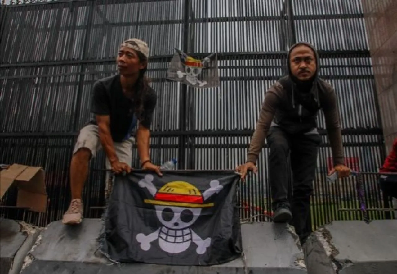 Demo 25 Agustus di DPR RI Ricuh, Massa Bawa Bendera One Piece