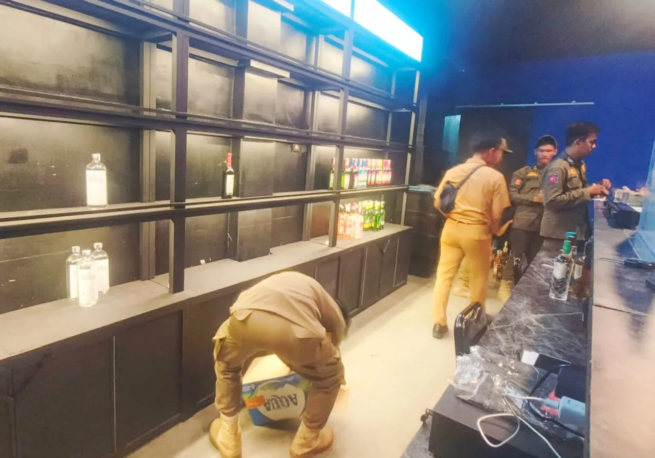 Satpol PP Sita Ribuan Miras Ilegal di Toko ULTRA Pandaan