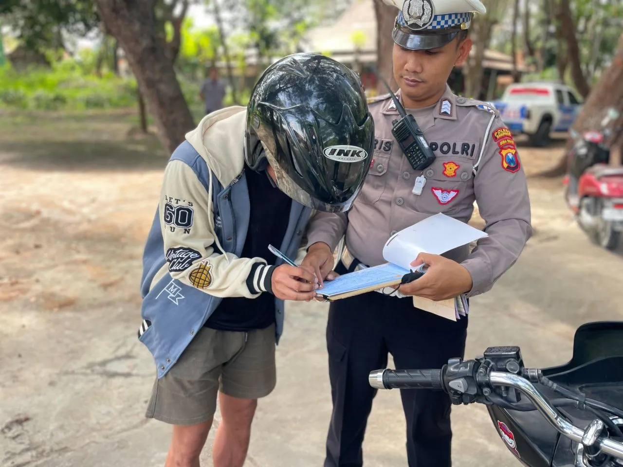 Satlantas Polres Sampang Gelar Razia Kendaraan di Jalan Raya Camplong, 105 Tilang Dikeluarkan