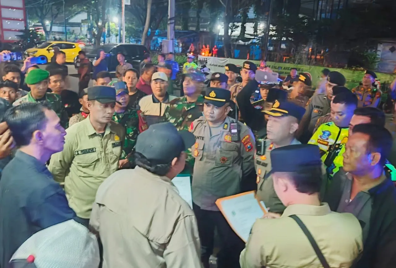 Jadi Tempat Maksiat. Warkop plus Karaoke di Nogosari Diobrak-Abarik Petugas Gabungan
