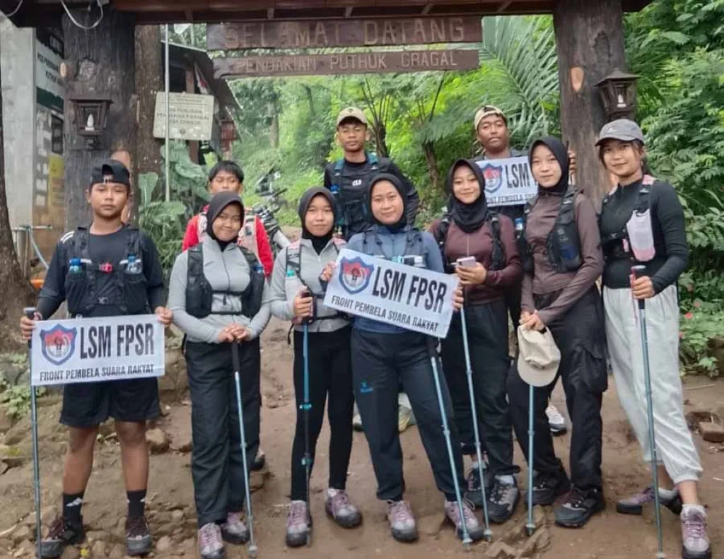 Pendaki LSM FPSR Kampanyekan Lingkungan dari Puncak Gunung Puthuk Siwur