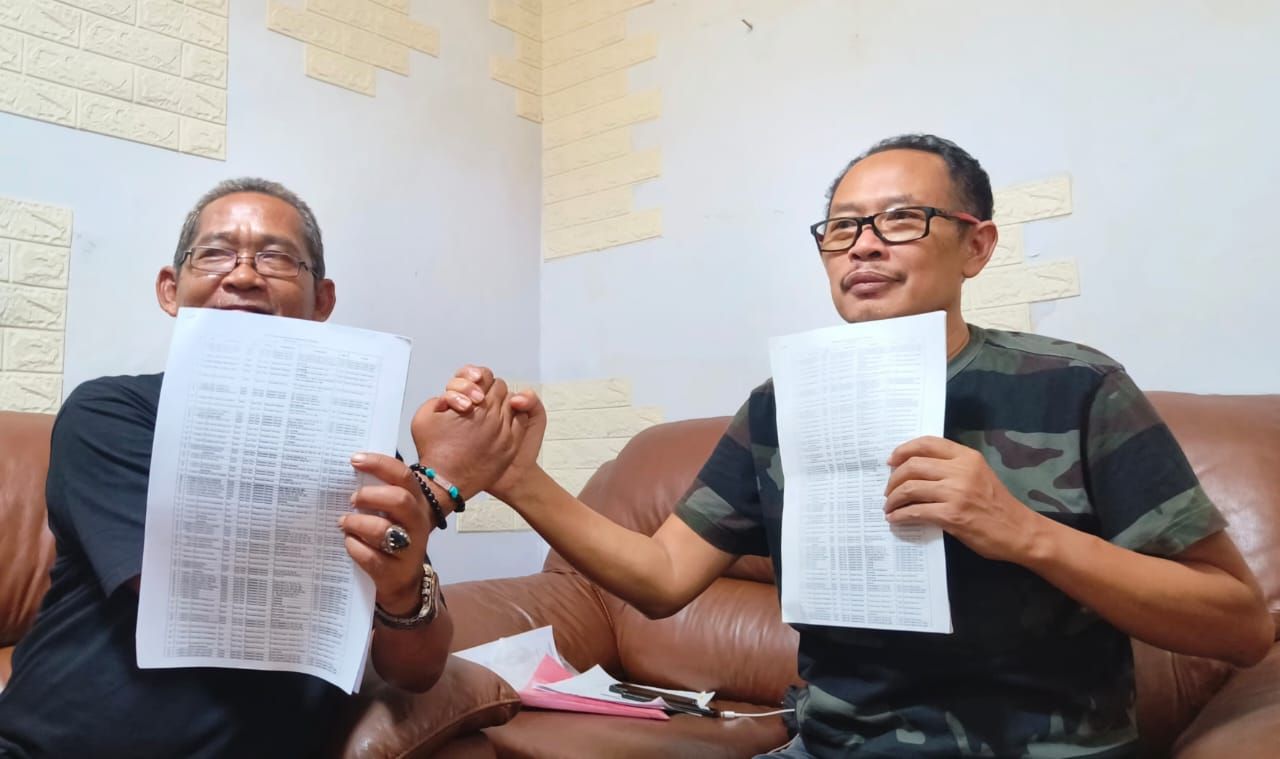 Lujeng Sudarto Direktur PUSAKA bersama Sugito menunjukan data jumlah pabrik rokok di wilayah Kabupaten Pasuruan.