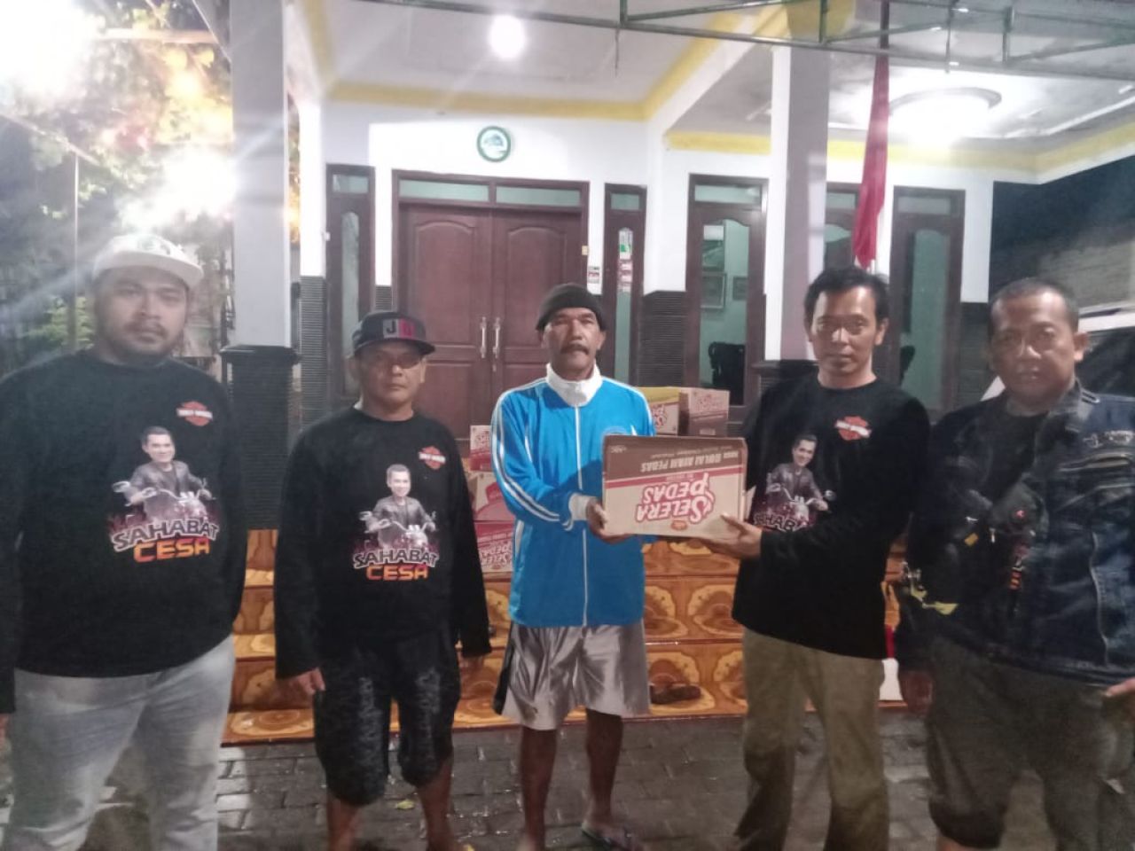 Decky Cahyono, owner Cafe dan Restoran Cesa Little Garden memberikan bantuan kepada korban banjir