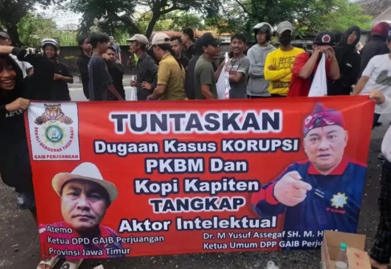Aksi demo LSM GOIB di kejaksaan negeri (Kejari) Kabupaten Pasuruan menggunakan gelar akademik palsu