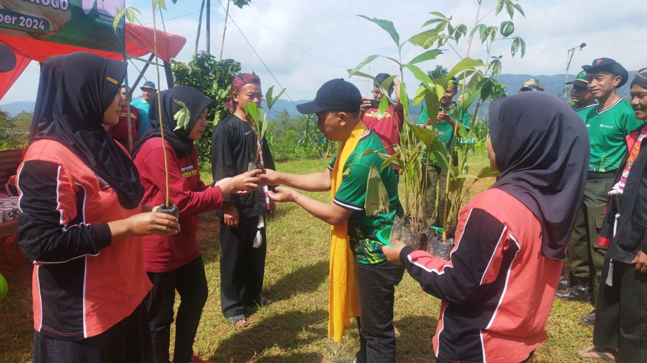 Penyerahan bantuan bibit yang diwakili Perhutani Kepada Warga