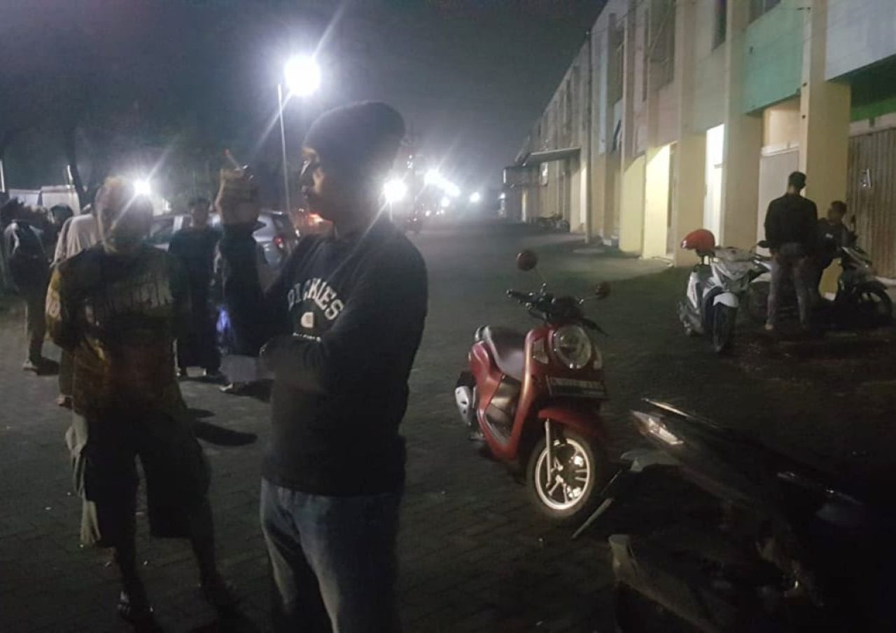 Sejumlah warga Nogosari bersama Pemerintah Desa geruduk lokasi warkop plus karaoke di pertokoan Meiko