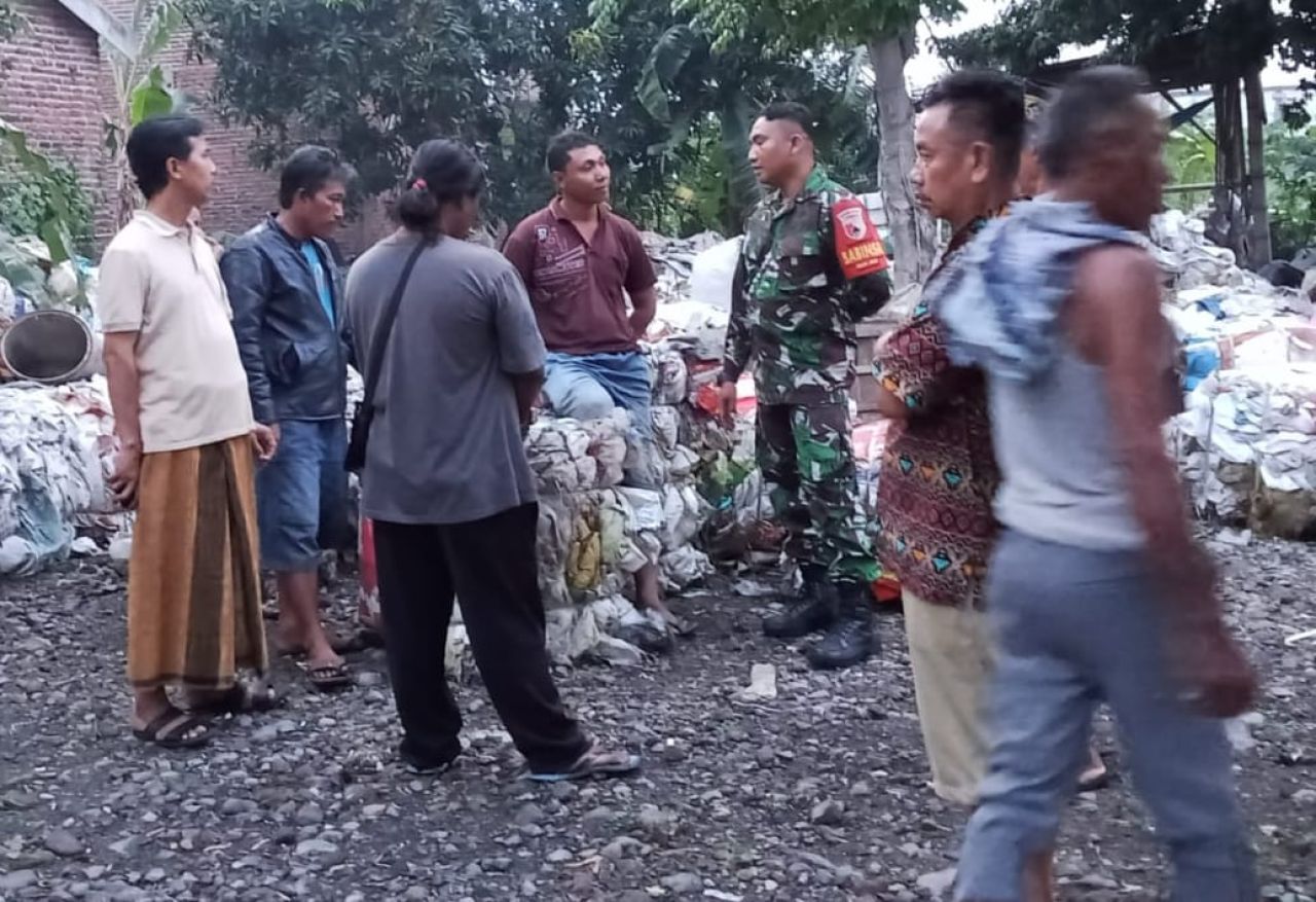 Sejumlah warga Dusun Wagir, Desa Gunung Gangsir, Kecamatan Beji bersama Babinsa geruduk tempat usaha pengepul rongsokan milik Nurhadi