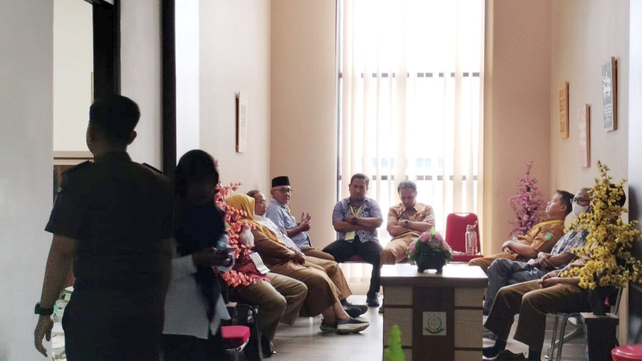 Terlihat sejumlah staf dan dua mantan Kadispendik Kabupaten Pasuruan duduk diruang tunggu