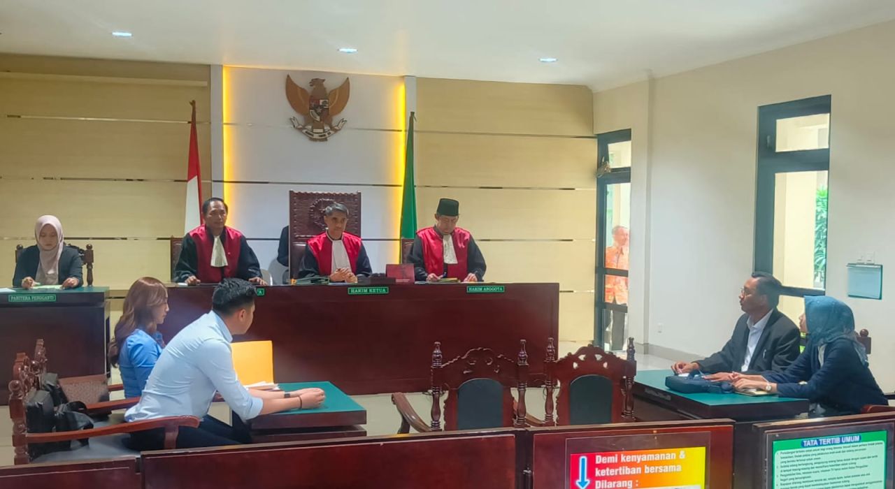 Suasana sidang gugatan antara Kejari Kabupaten Pasuruan melawan Moch Romli di Pengadilan