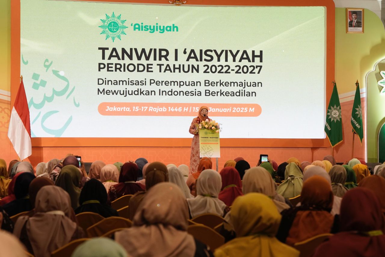 Salmah Orbayinah, Ketua Umum Pimpinan Pusat 'Aisyiyah,  menutup Tanwir I 'Aisyiyah (17/01) di Jakarta