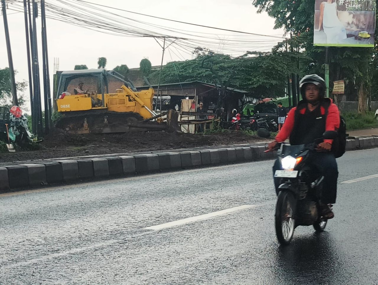 Pekerjaan pemadatan lahan di Sukorejo diduga belum memiliki perizinan serta rawan laka