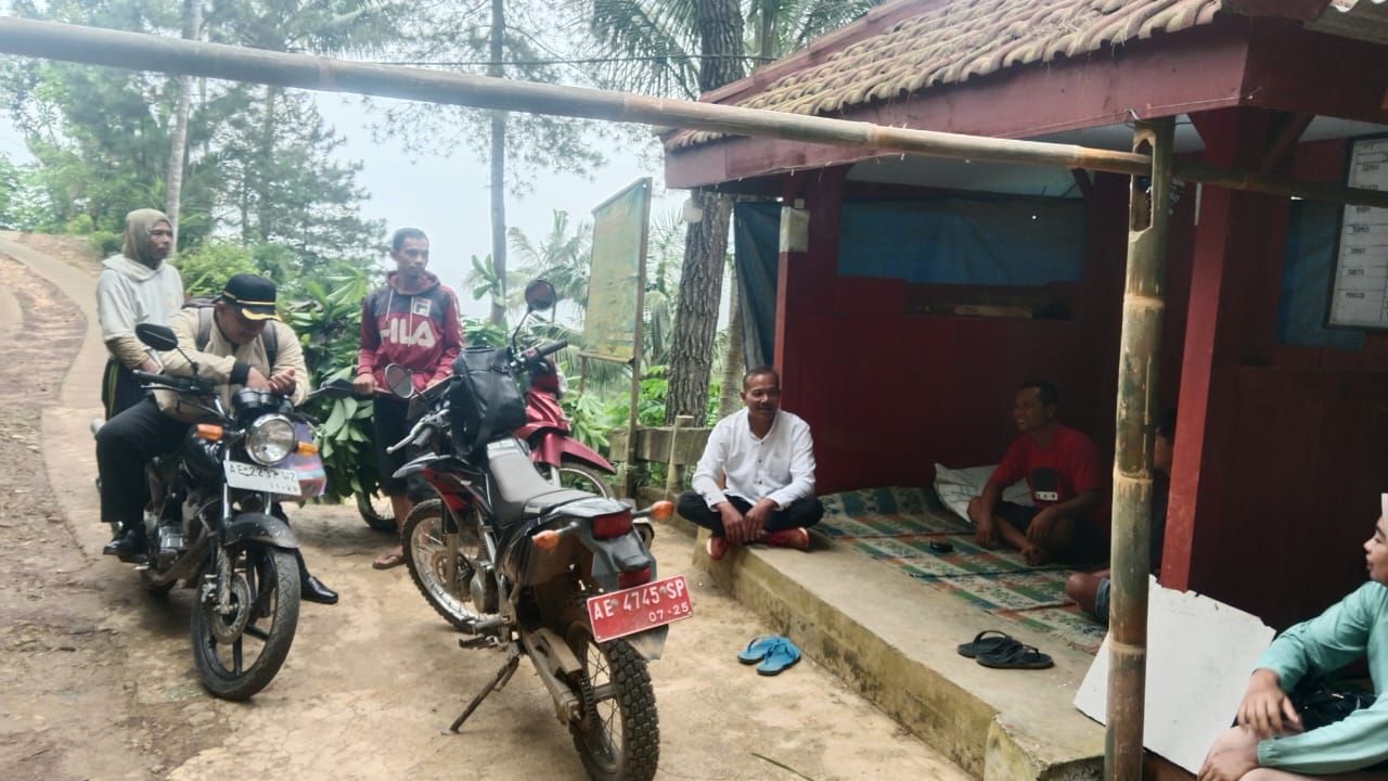 Dzulhijjah Fajar memohon RT 02 RW 06 Menunda kerja bhakti perbaikan jalan karena jalan lingkungannini sebagai satu - satunya jalan alternatif penghubung ke Dusun Konto dan desa Gedangan karena jalan porod desa sedang dalamntahapan pembangunan