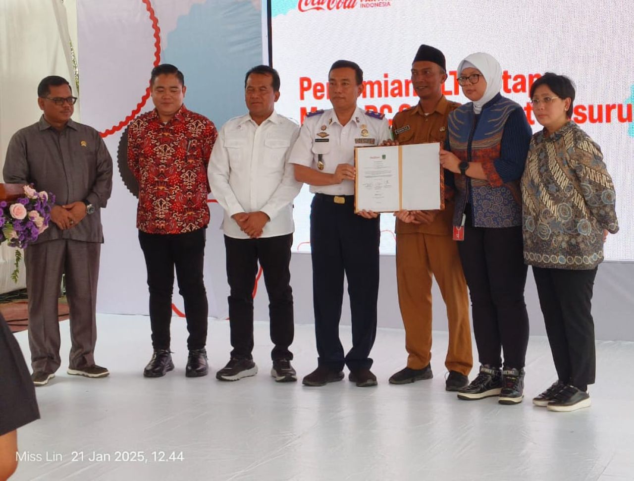 Lucia Karina, Direktur Public Affairs, Communications, and Sustainability CCEP Indonesia bersama Pj. Bupati Pasuruan Nurkholis resmikan PLTS