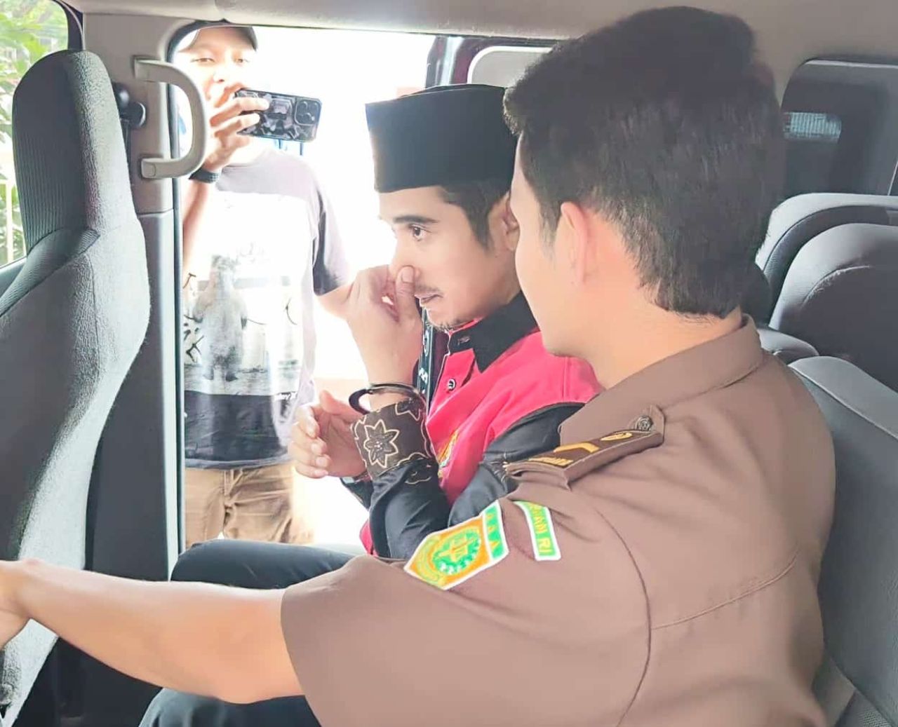 Erwin Setiawan oknum pegawai Dispendik dimasukan ke dalam mobil tahanan kejaksaan