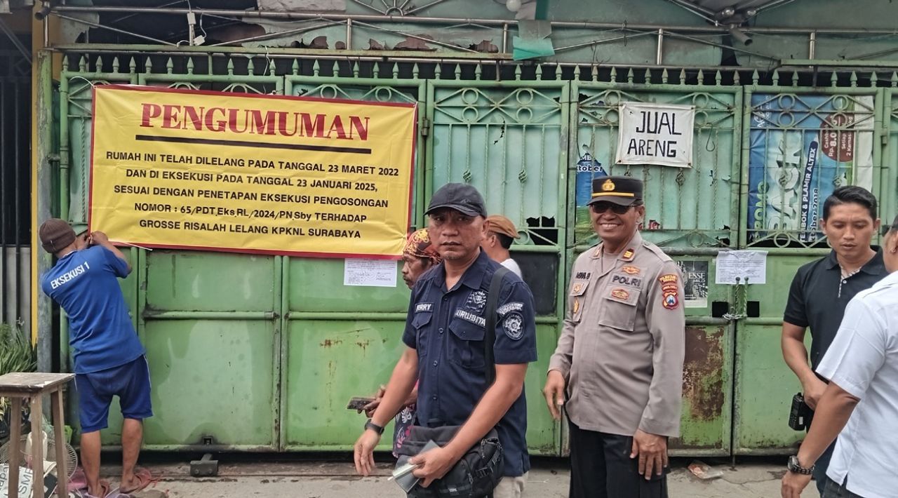 Juru sita Pengadilan Negeri Surabaya sesaat selesai memasang pengumuman eksekusi