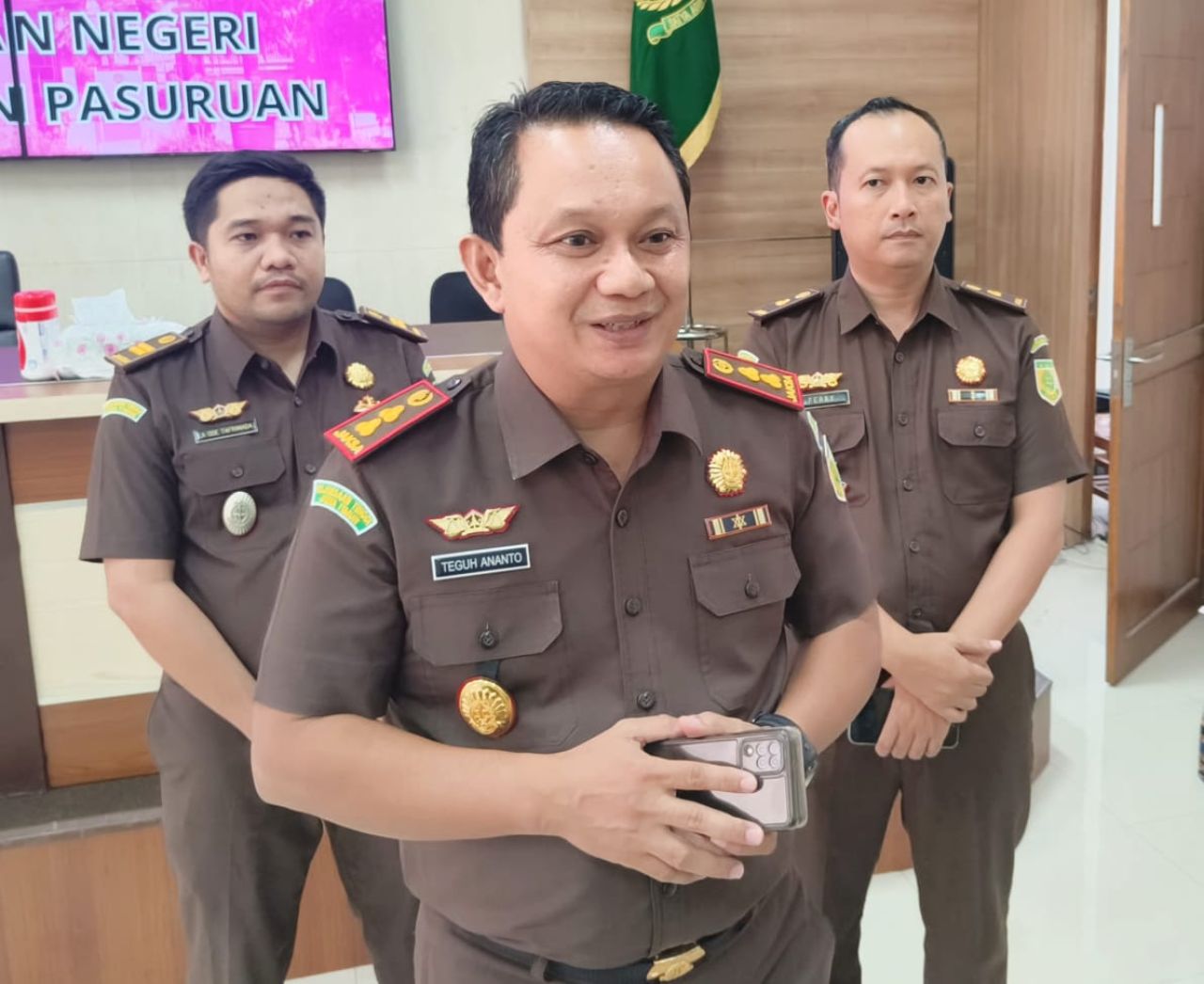 Kajari Kabupaten Pasuruan Teguh Ananto didampingi Kasi Intel Ferry saat gelar pres rilis penetapan ES sebagai tersangka atas kasus PKBM