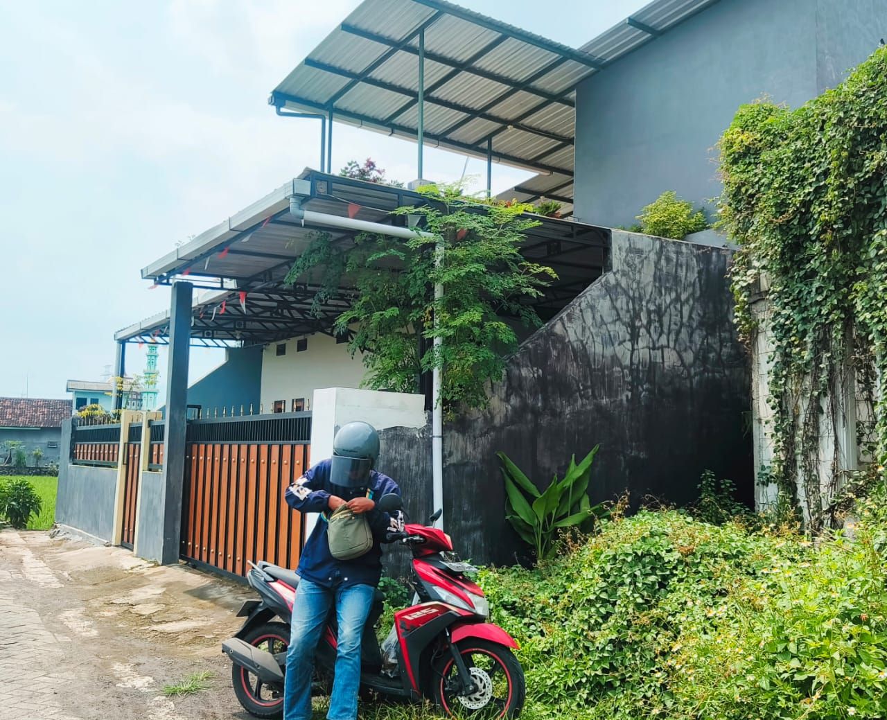 Rumah yang ditempat tersangka bersama keluarganya nampak sepi.