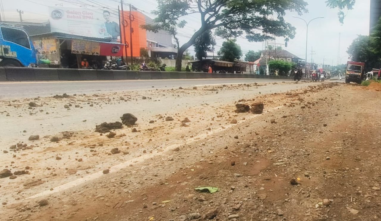 Tanah urug tercecer di jalan raya mengancam keselamatan pengguna jalan raya