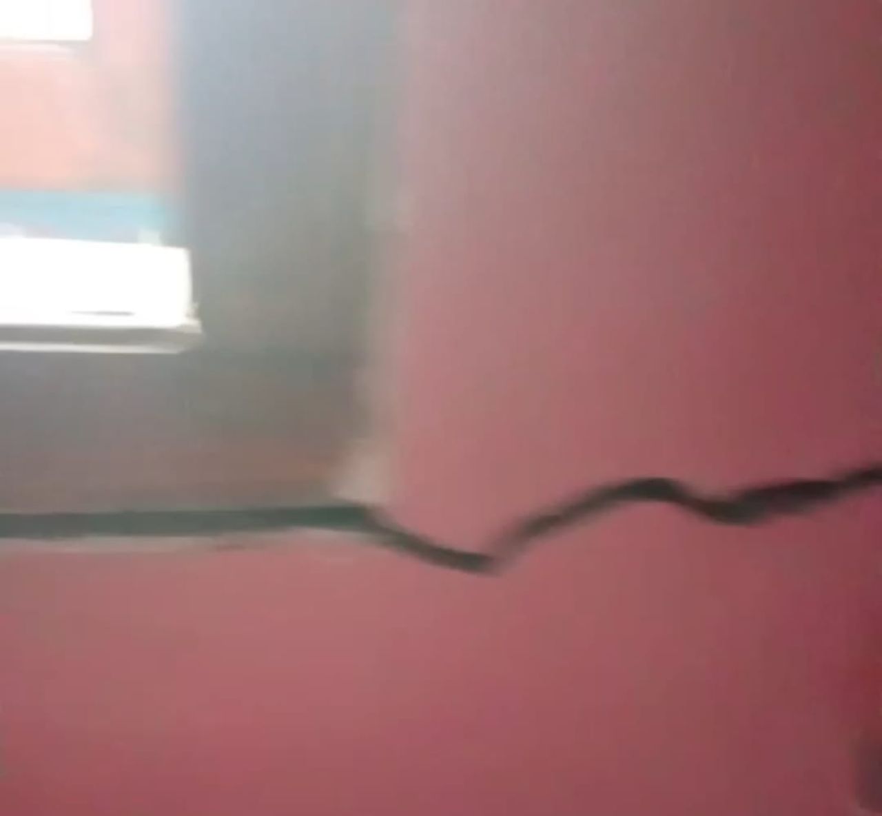 Salah satu rumah warga Dusun Sempu, Desa Cowek, Kecamatan Purwodadi rumahnya mengalami keretakan disejumlah titik imbas pergerakan tanah