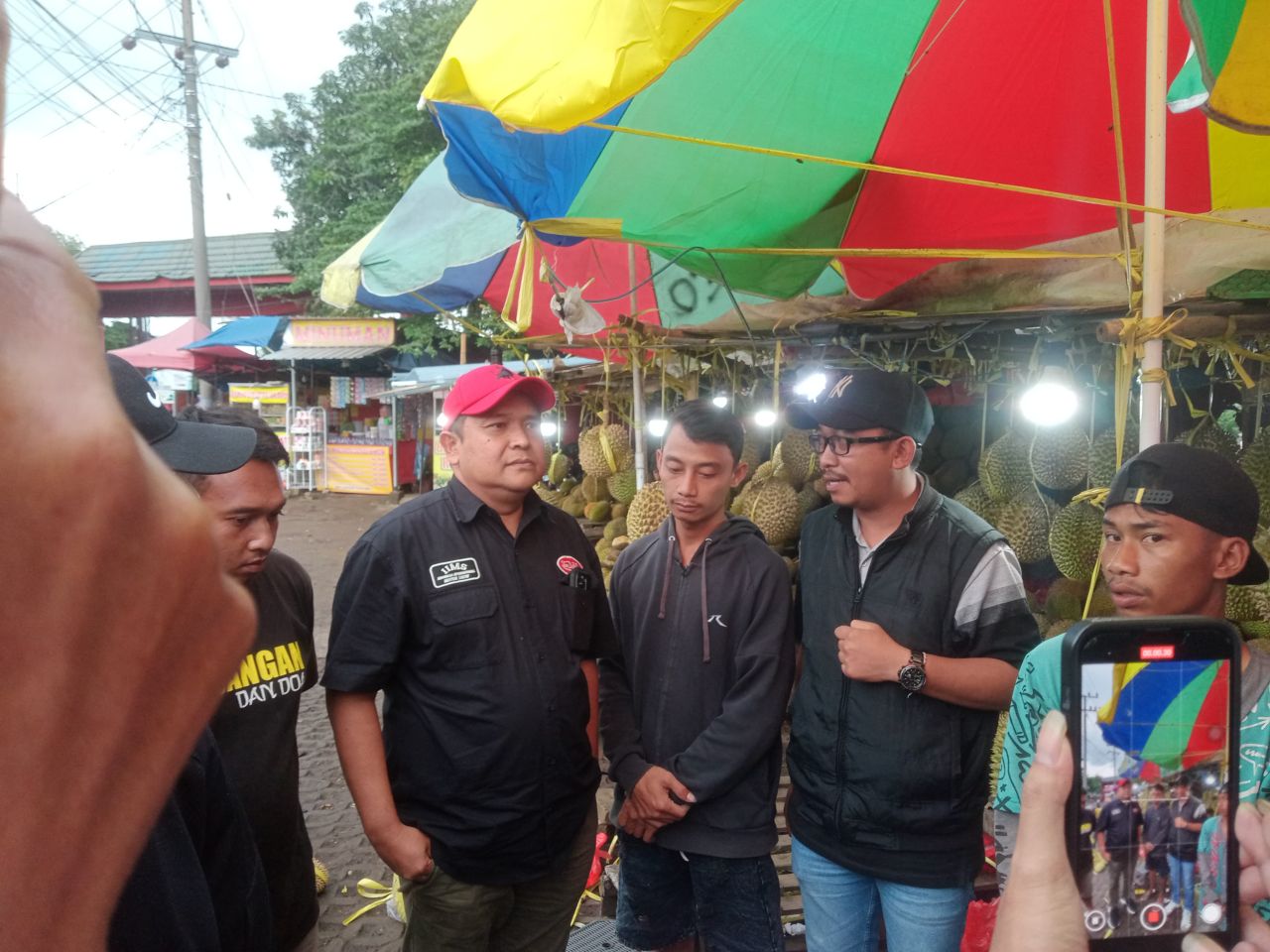 Ketua Komisi II DPRD Kabupaten Pasuruan, Agus Setiya Wardhana bersama Andri Wahyudi saat sidak ke para pedagang durian di pasar wisata Cheng Hoo-Pandaan