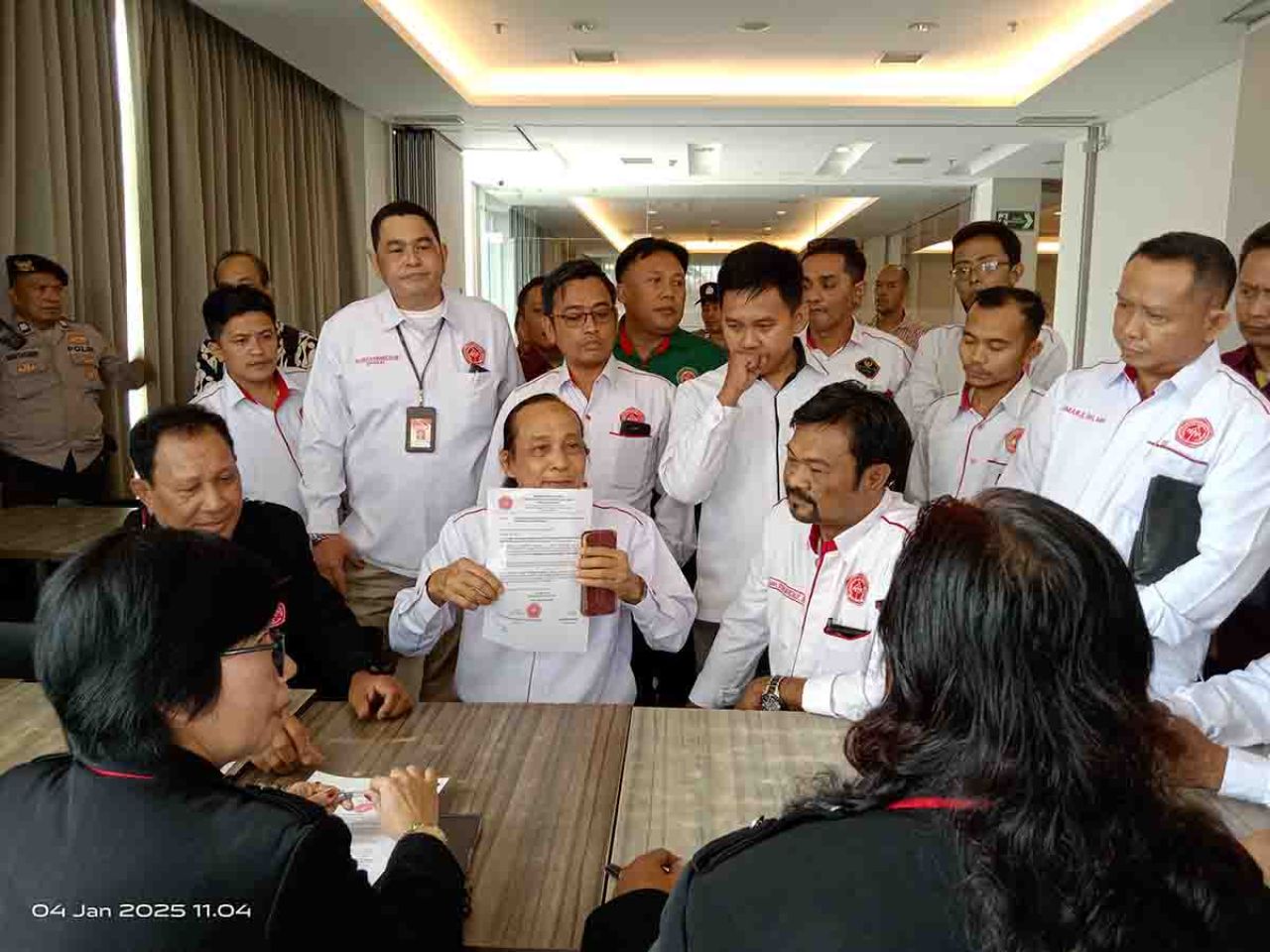 Hartono menunjukkan Surat Pernyataan sikap dari BPW PERADIN Jatim