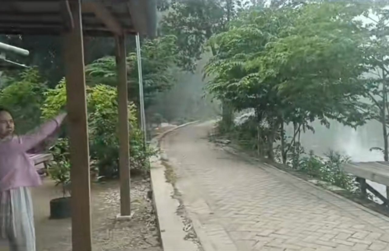 Warga di dekat TPST Trosobo