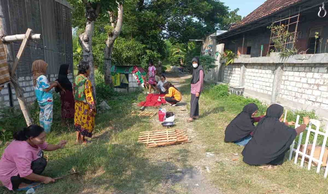 Kerjabakti warga memanfaatkan lahan sepadan jalan untuk budidaya TOGA di Desa Cagakagung