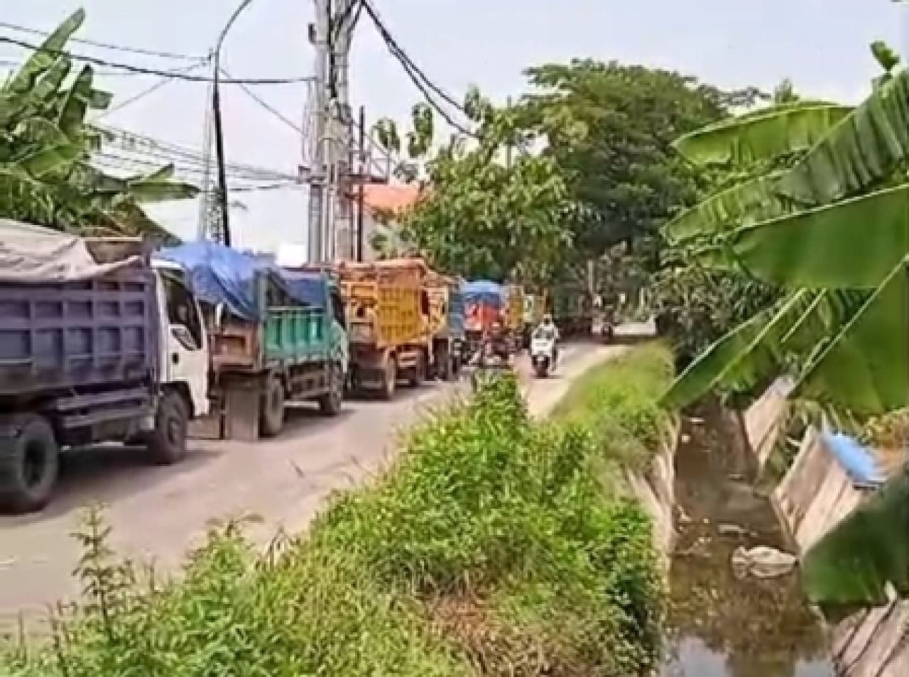 Truk antri bongkar urugan di Desa Kedanyang