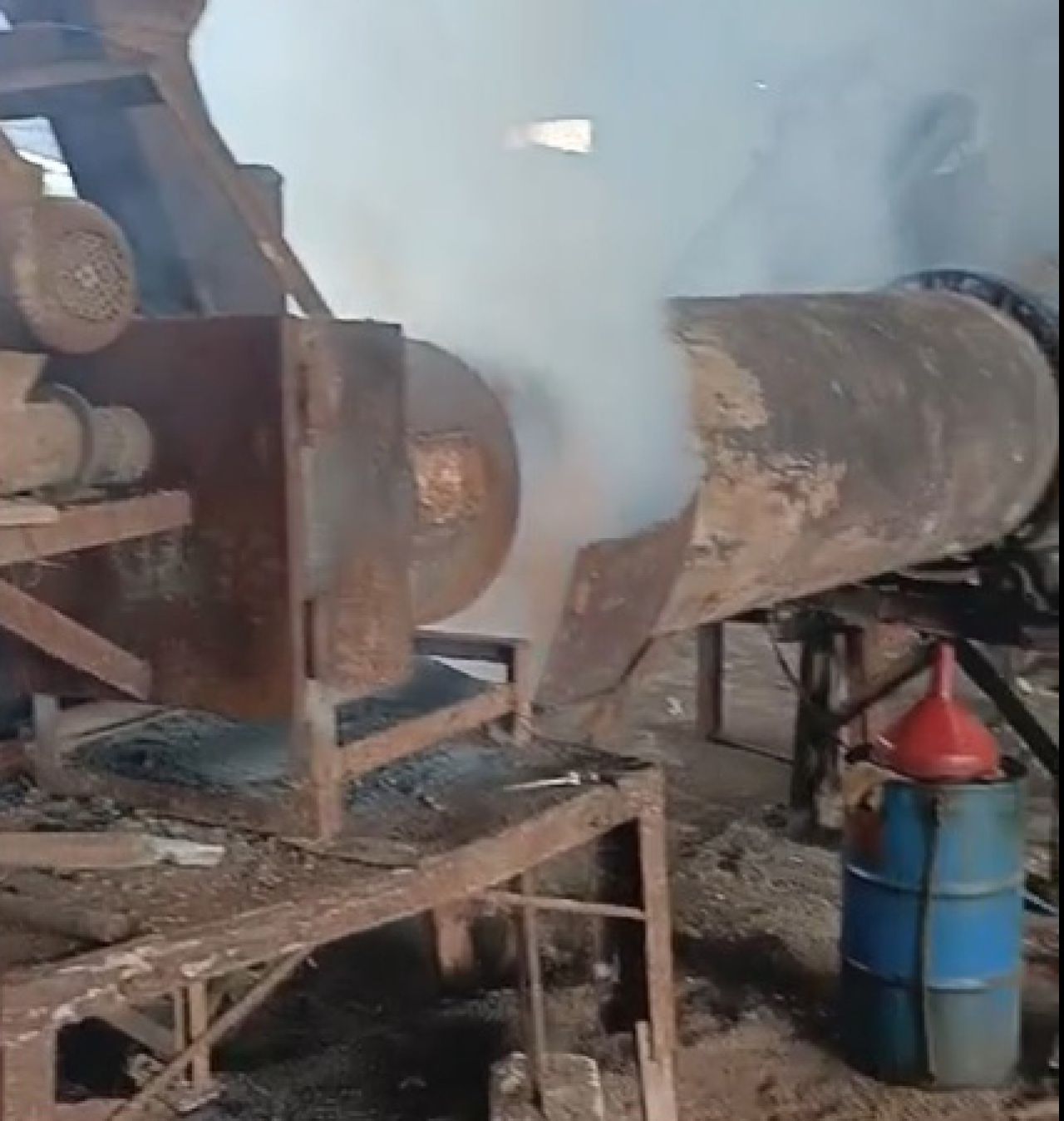 Tampak drum diduga berisi oli bekas untuk bahan bakar