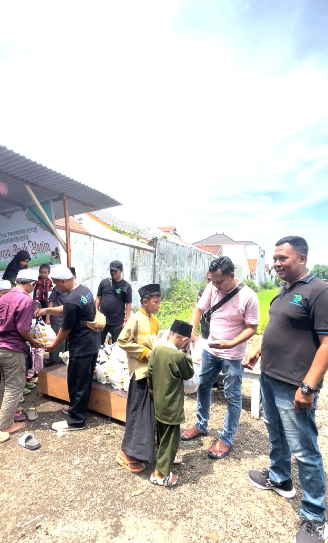 Ridwan saat membagikan santunan kepada ratusan anak yatim dan yatim piatu