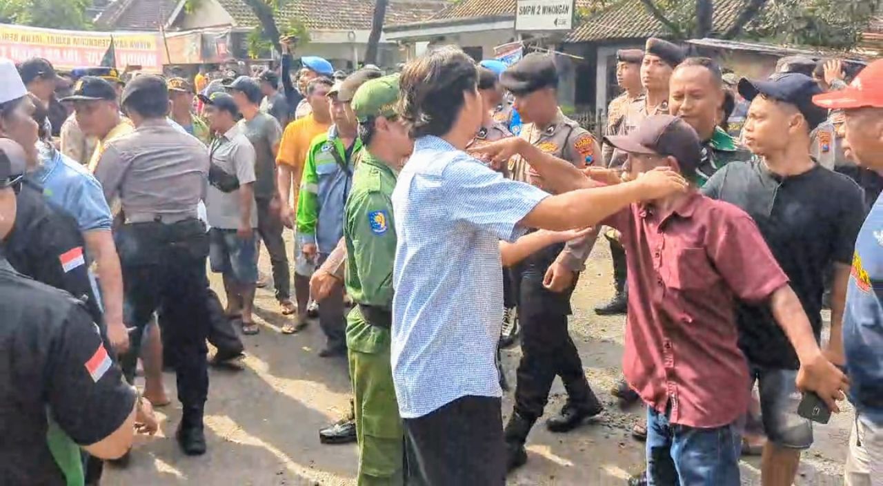 Ratusan warga Winongan melakukan aksi demontrasi di pinggir jalan Wisata Banyu Biru Winongan