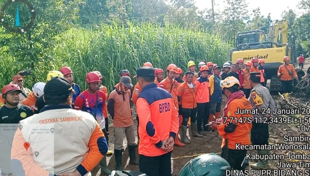 Dinas PUPR Jombang Kerahkan alat berat dan personil Untuk Membantu Evakuasi Longsor Di Wonosalam