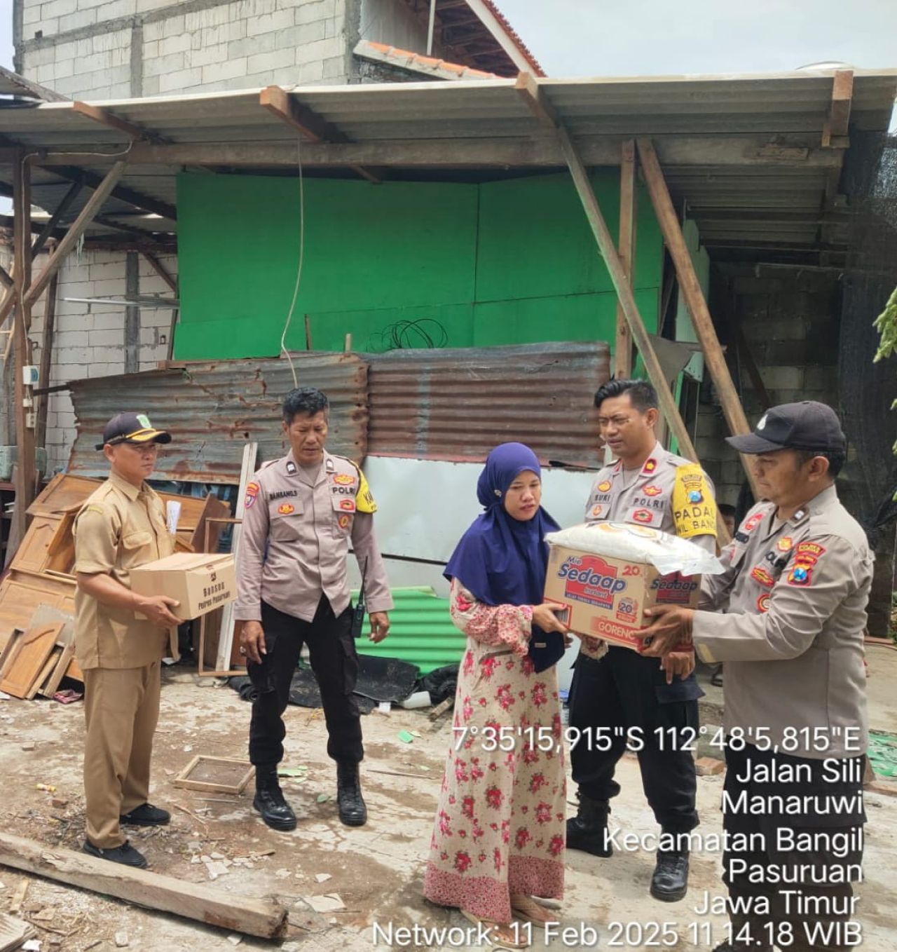 Anggota Polres Pasuruan menyalurkan bantuan ke warga terdampak angin puting beliung.