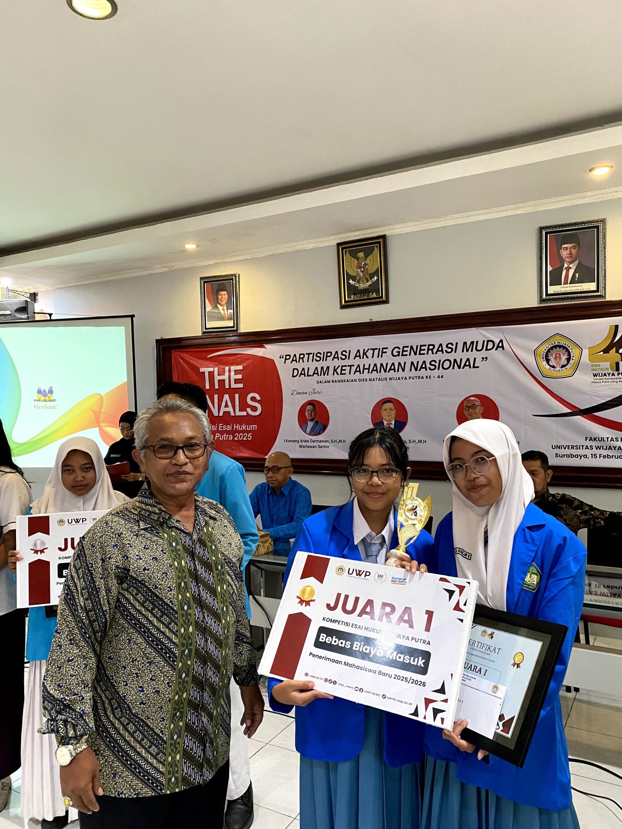 RAIH JUARA KOMPETISI ESAI, UWP BERI APRESIASI KEPADA SISWA SMA