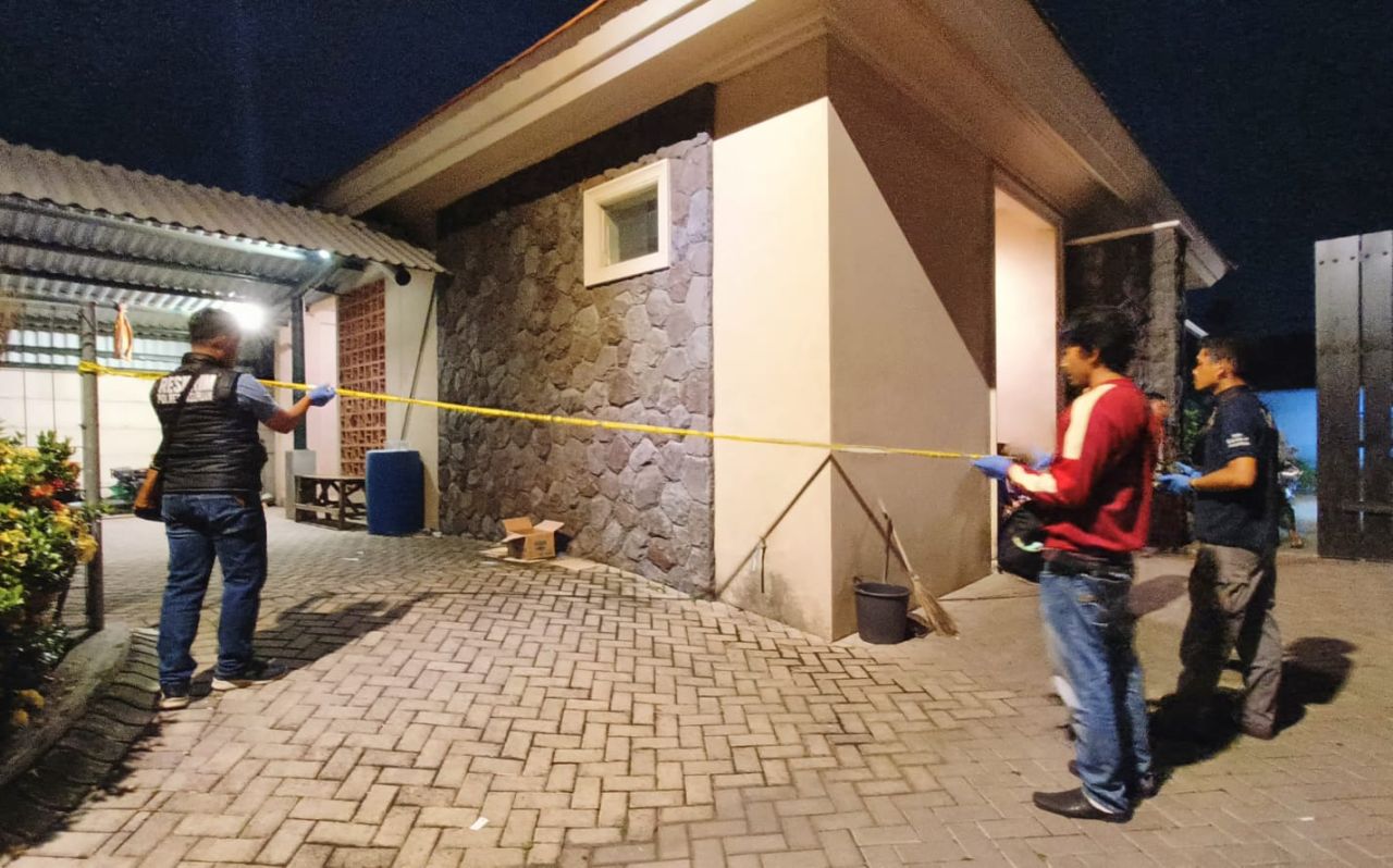 Polisi pasang police line di lokasi kejadian