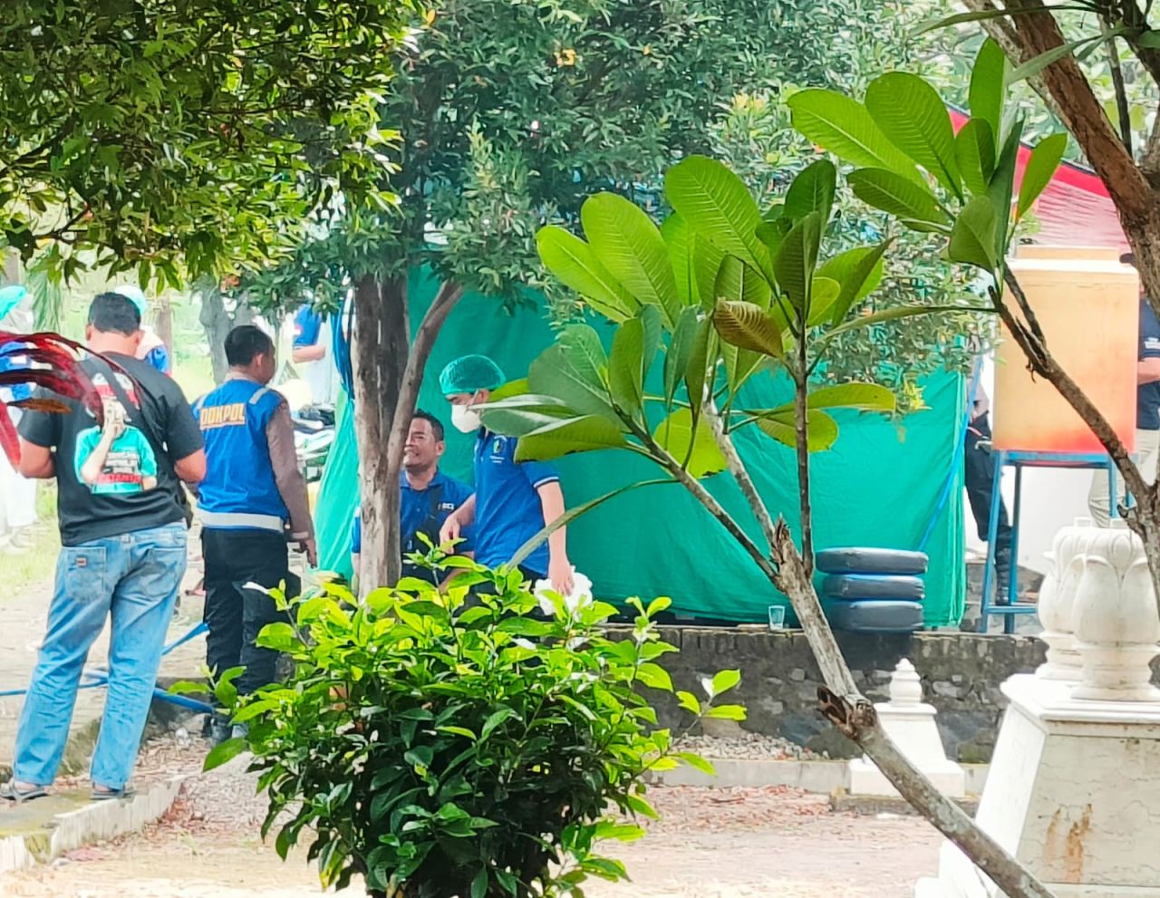 Polisi melibatkan tim forensik melakukan autopsi pada mayat korban pembunuhan didalam villa keluarga