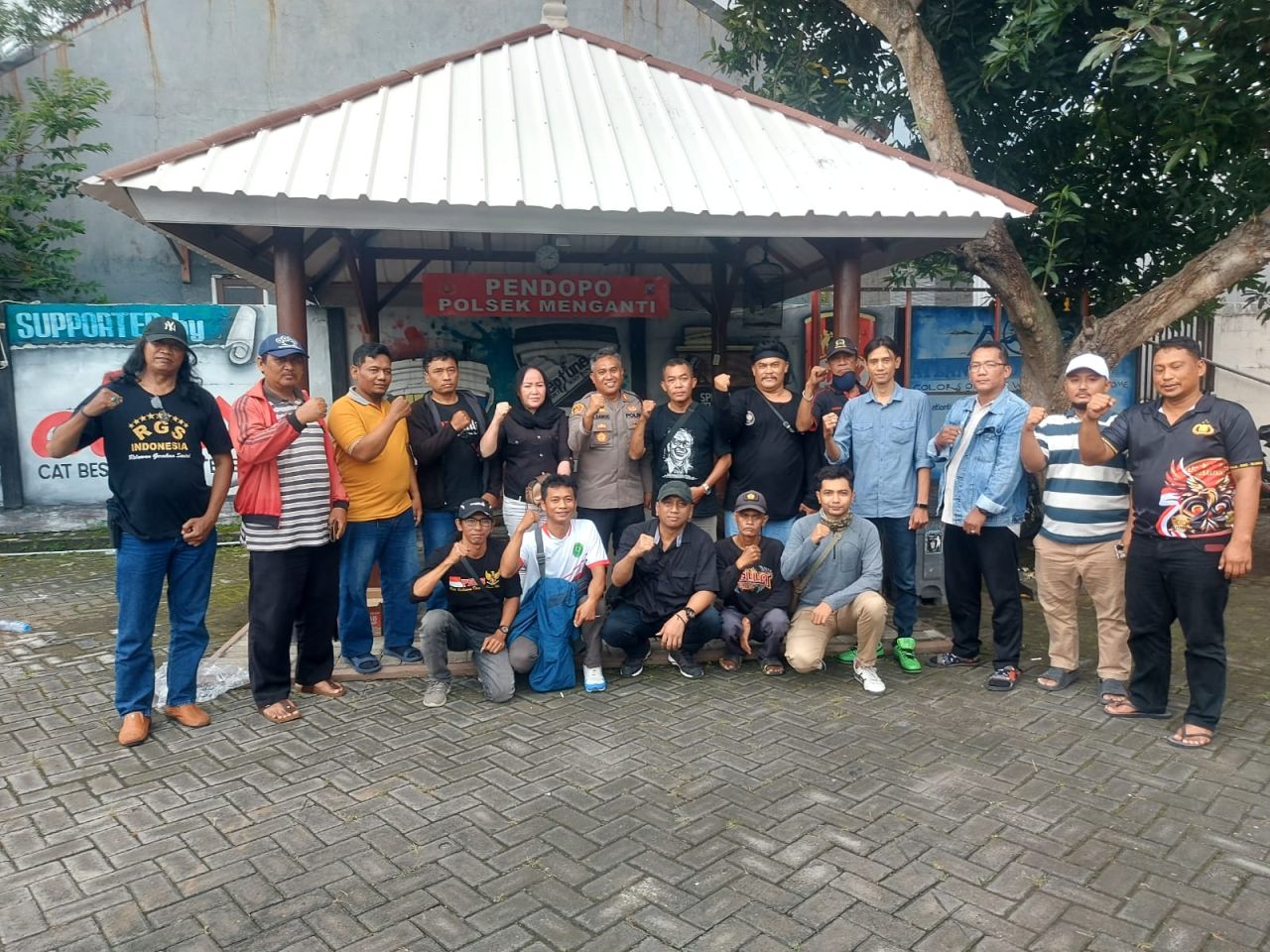 Kapolsek Menganti bersama Wartawan Gresik Selatan