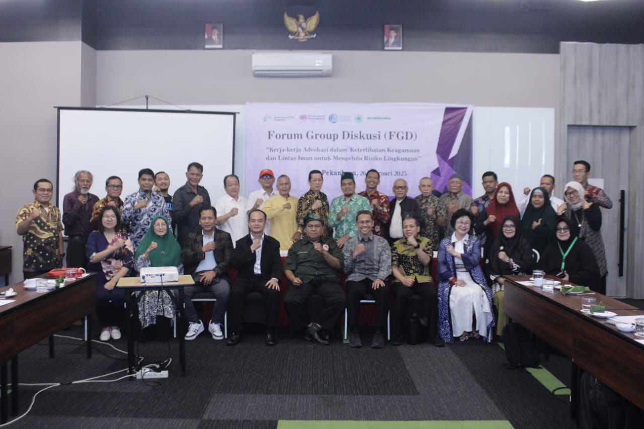 foto bersama peserta FGD Konsultasi tentang Kerja-Kerja Advokasi dalam "Keterlibatan Keagamaan dan Lintas Iman untuk Memitigasi dan Mengelola Risiko Lingkungan" pada Rabu 26 Februari 2025 di Pekanbaru, Riau.