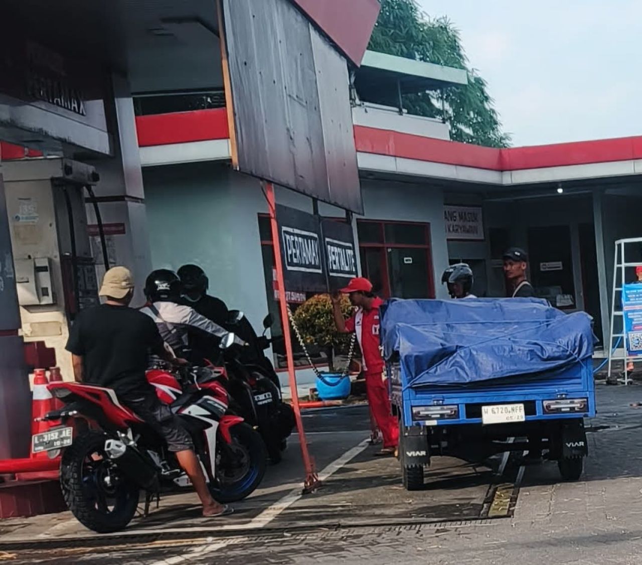 Terlihat seorang pria mengendarai Tossa membeli BBM bersubsidi di SPBU Purwosari dalam jumlah besar