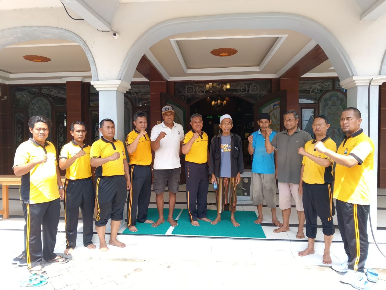 Polsek Menganti Gelar Bhakti Sosial Bersih - Bersih Masjid Baiturrahman Menjelang Ramadhan 1446 H