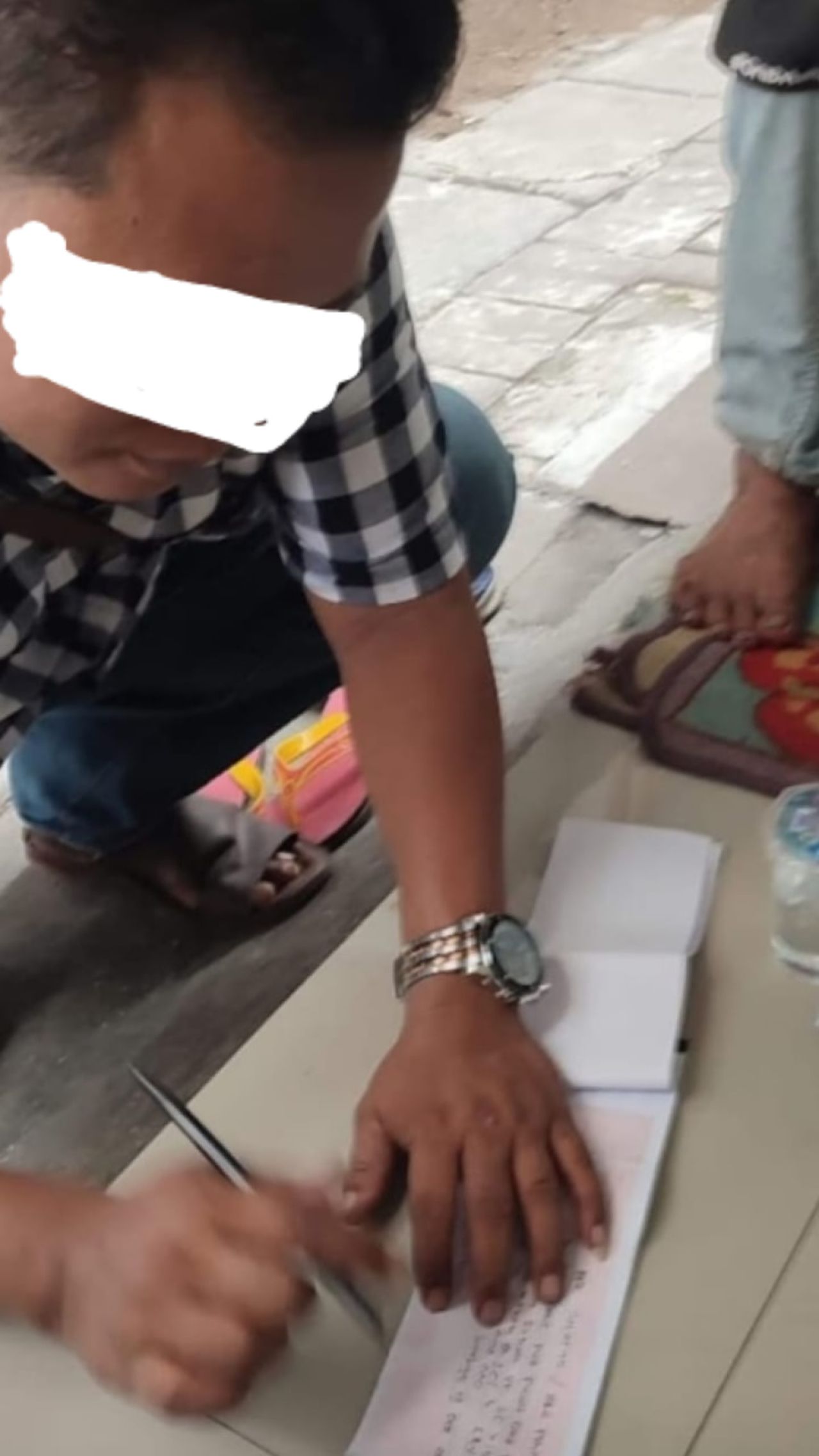 FS saat menandatangani kuitansi untuk diserahkan ke Soejatno