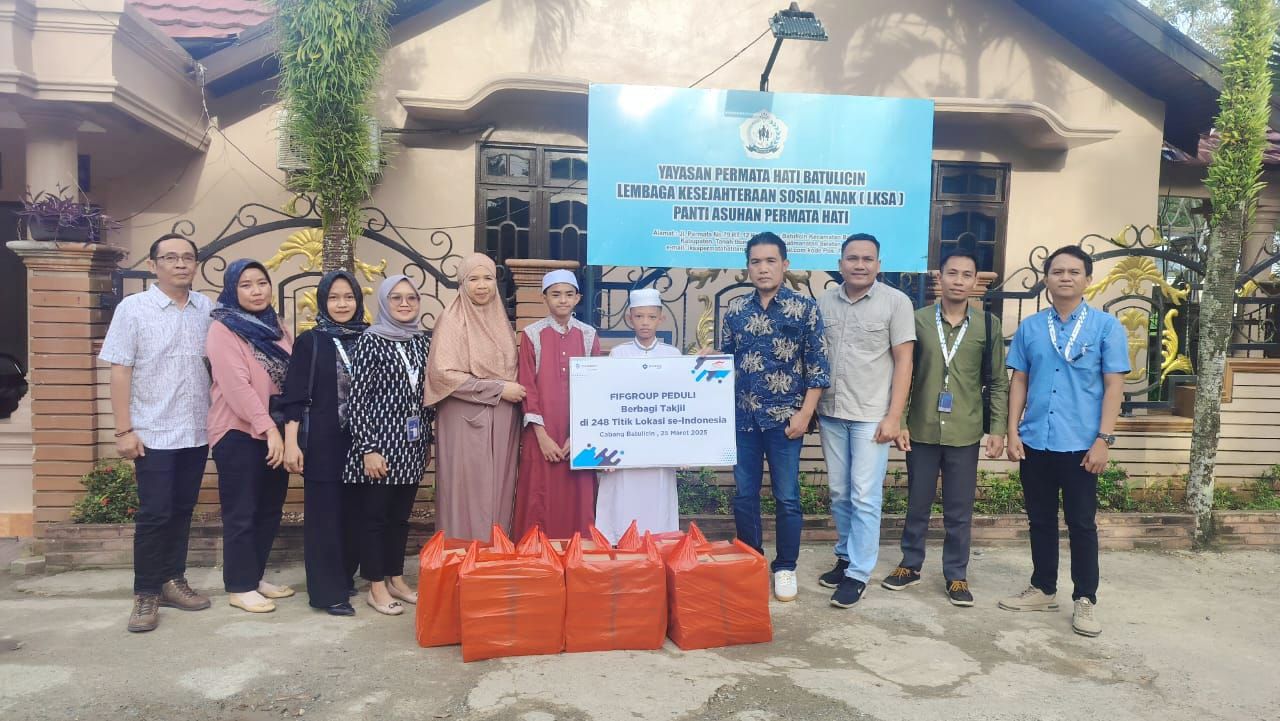 Penyerahan FIFGROUP Peduli Berbagi Takjil kepada masyarakat yang dilakukan oleh Branch Head Cabang Bojonegoro, Diki andhika rachman (kedua dari Kanan) kepada Pengasuh Pondok Pesantren Yayasan Mbah Abdullah, Ky Khoiri (tengah kiri)