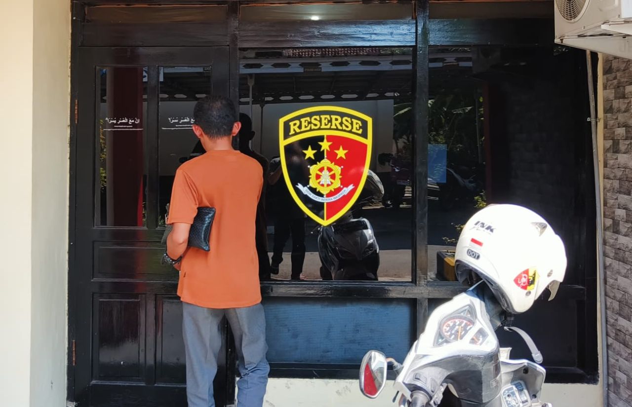 Hery Siswanto pengacara korban pemerasan saat mengadukan kasus dugaan pencemaran nama baik ke polisi