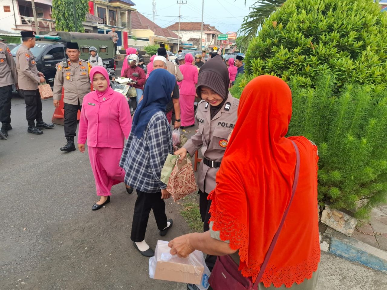 Kapolsek Gadingrejo Kompol Suwarno bersama jajaran bagikan ratusan takjil ke pengendara dan warga