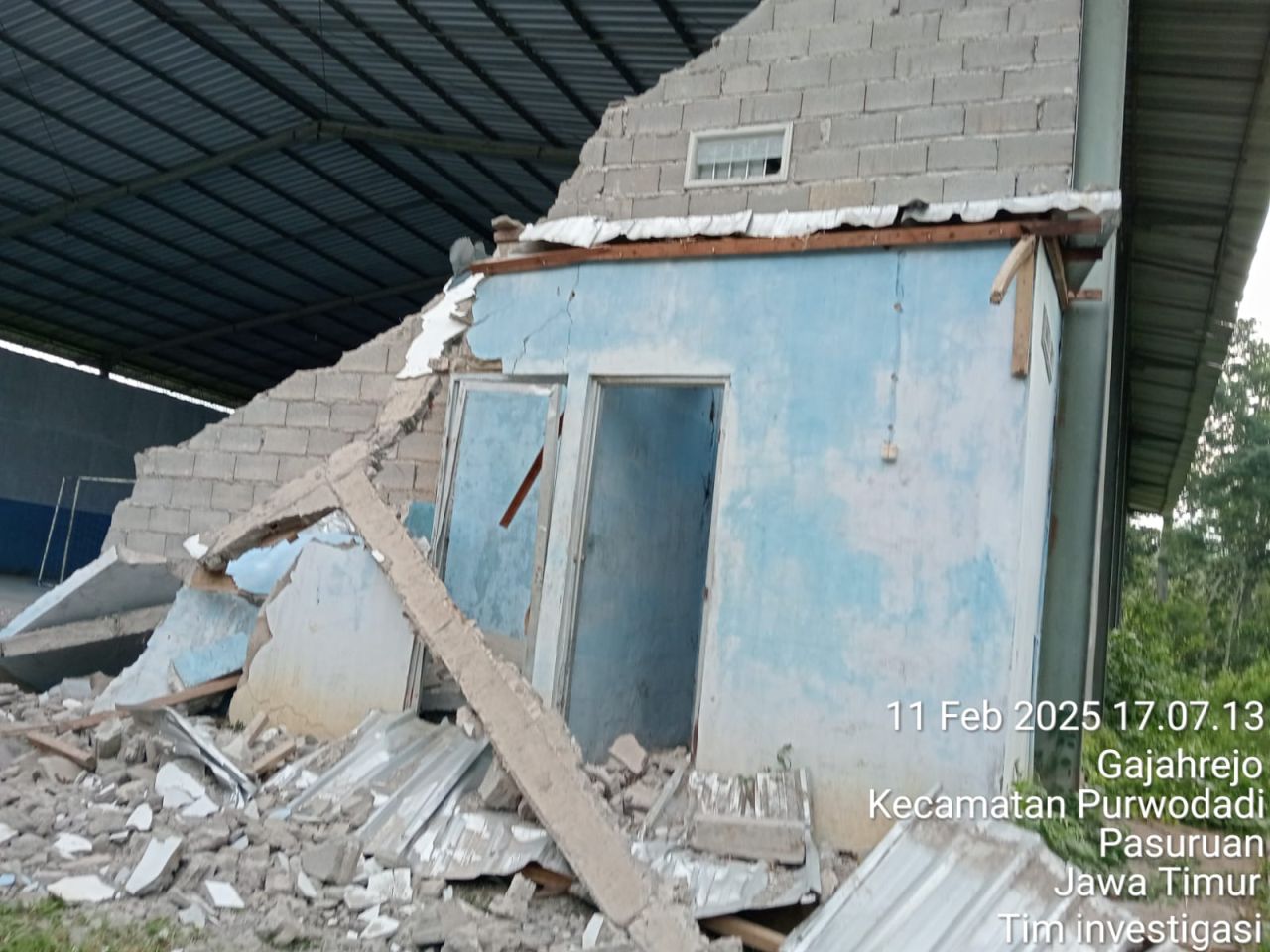 Tembok bangunan lapangan futsal Desa Gajahrejo, Kecamatan Purwodadi saat ambrok beberapa waktu lalu