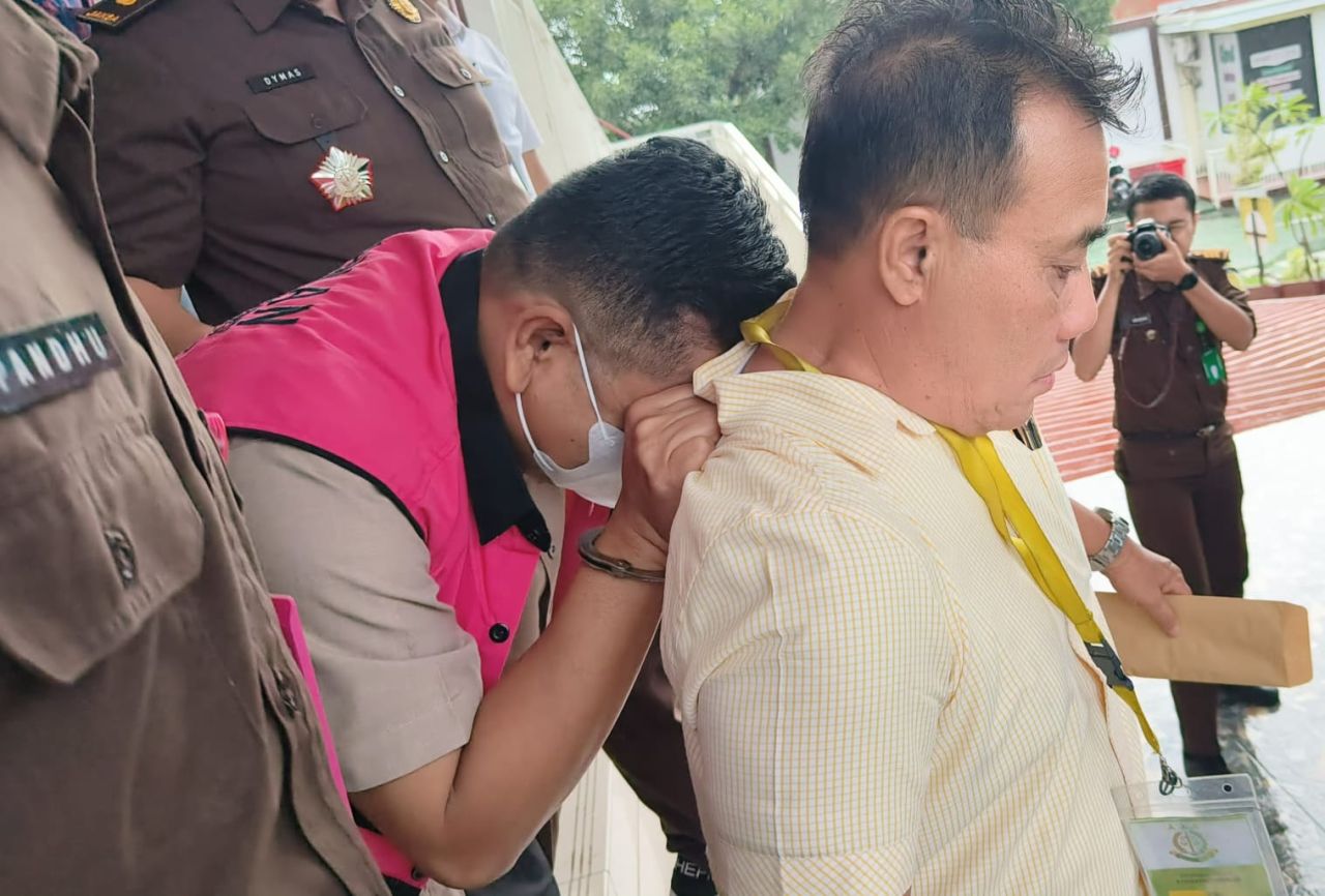 Bayu Putra Subandi Ketua PKBM Salafiyah Kejayan ditetapkan tersangka dan langsung digelandang penyidik Kejaksaan ke mobil tahanan beberapa waktu lalu